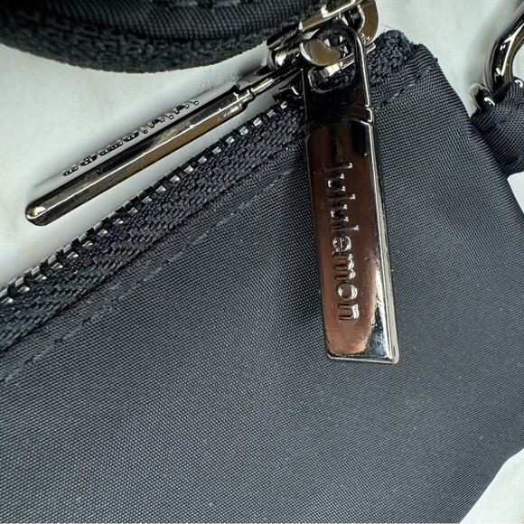 NWT Dual Pouch wristlet Black - Picture 4 of 5